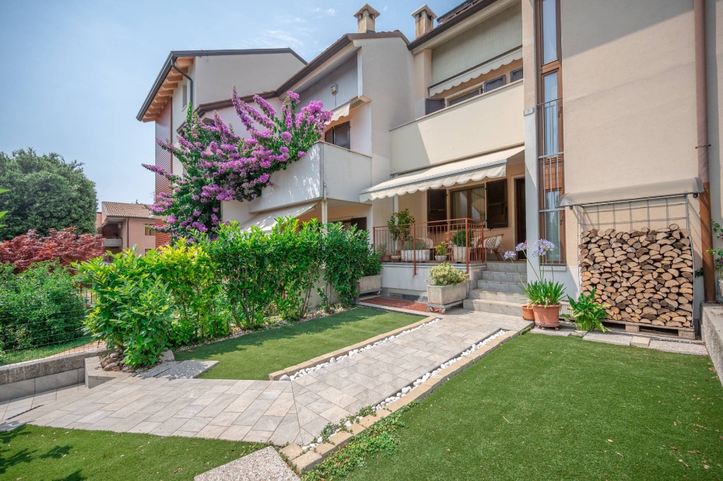 Villa a schiera a Bardolino, 7 locali, 3 bagni, con box, 170 m²