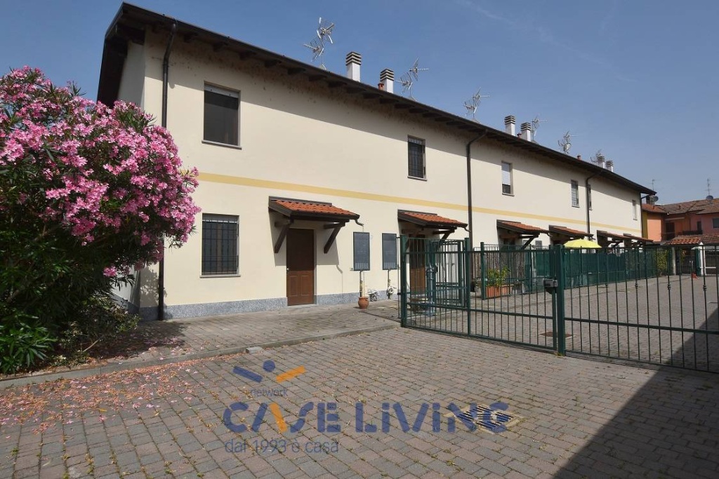 Villa a schiera in Via mazzini, Lacchiarella, 5 locali, 4 bagni
