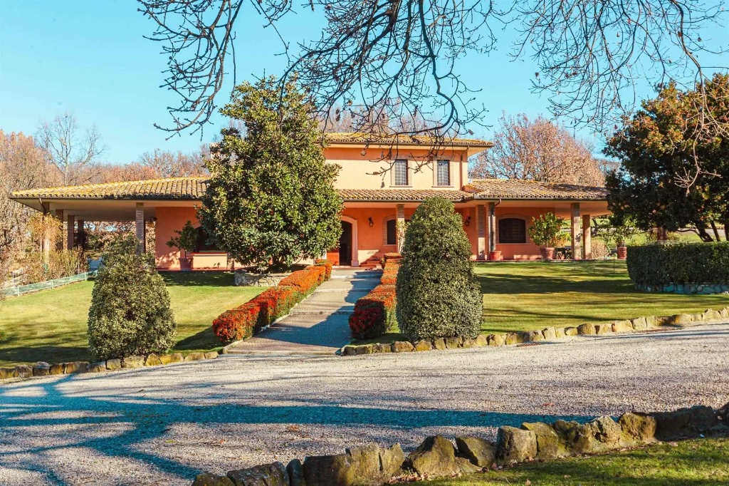 Villa a Vetralla, 14 locali, 6 bagni, giardino privato, 583 m²