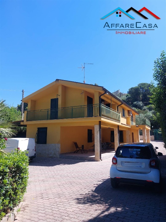 Villa a Caltanissetta, 5 locali, 2 bagni, giardino privato, 189 m²