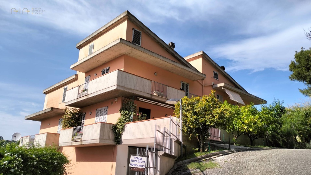 Villa a schiera in Via Bocconi, Cupra Marittima, 6 locali, 3 bagni