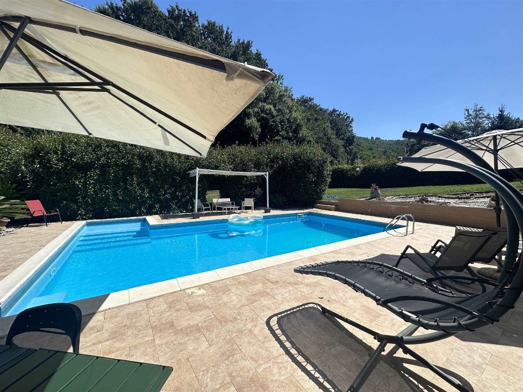 Villa a Castel Morrone, 4 locali, 2 bagni, giardino privato, 390 m²