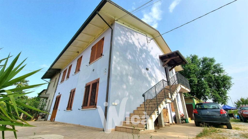 Casa semindipendente a Cesena, 8 locali, 2 bagni, con box, arredato