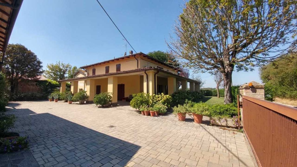 Villa in Stradello Giovanardi 95, Modena, 13 locali, 4 bagni, garage