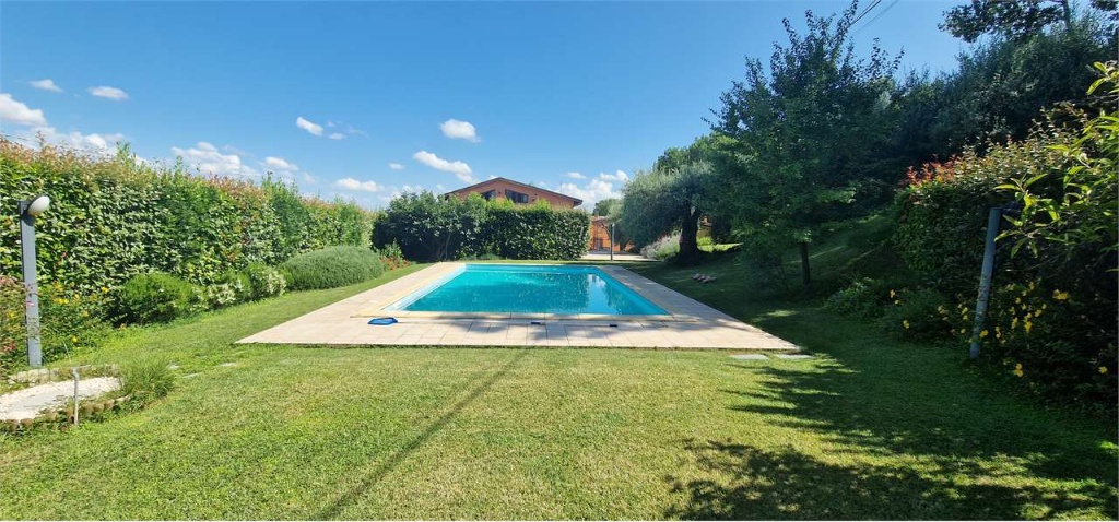 Villa a Perugia, 21 locali, 7 bagni, giardino privato, garage, 953 m²