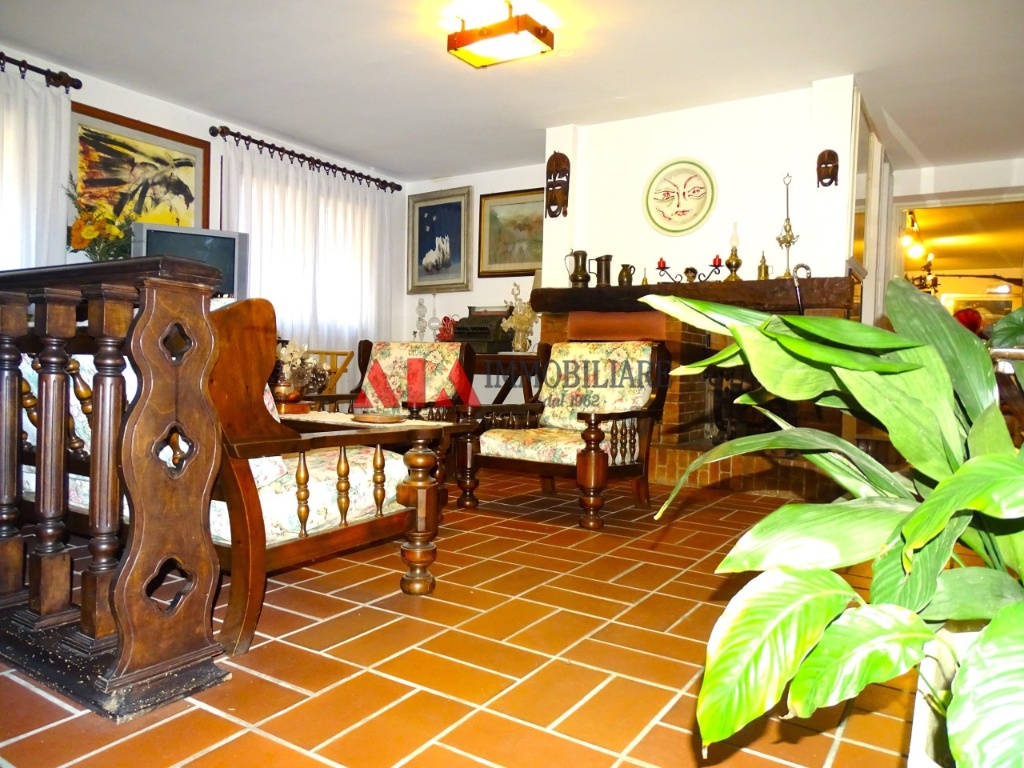Appartamento in Via Alcide de Gasperi, Pontedera, 10 locali, 3 bagni
