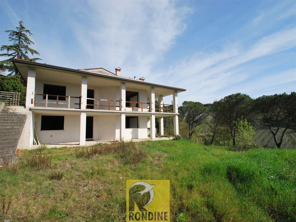 Villa a Riolo Terme, 9 locali, 3 bagni, con box, 340 m², terrazzo
