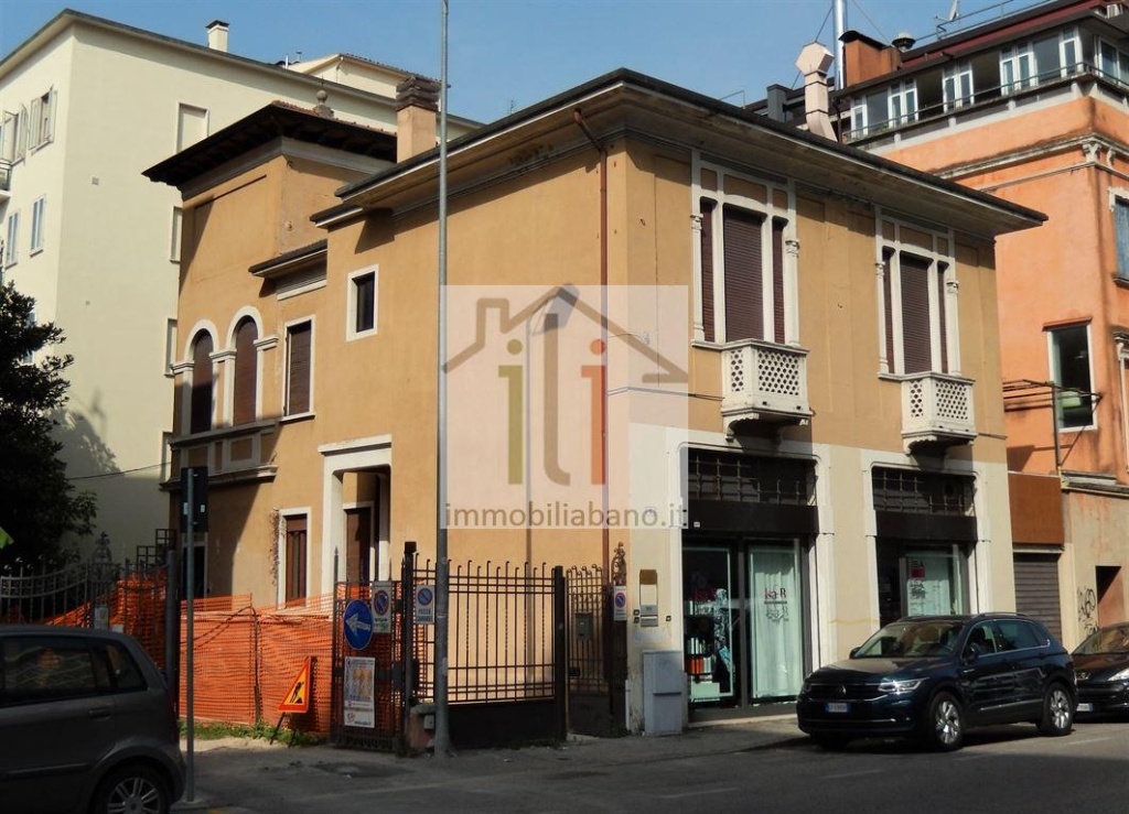 Stabile in Via Trieste, Padova, con box, 400 m², terrazzo in vendita