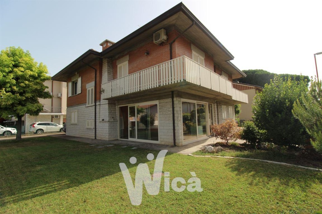 Casa indipendente a Cesena, 6 locali, 3 bagni, con box, 260 m²