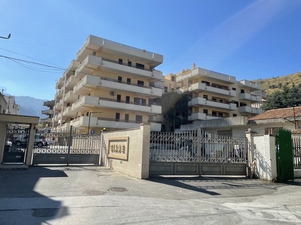 Quadrilocale in Via Comunale Camaro 183, Messina, 2 bagni, posto auto