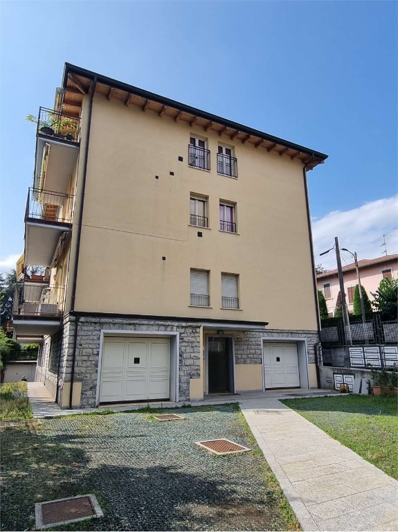 Trilocale in Via daverio 94, Varese, 1 bagno, garage, 80 m², ascensore