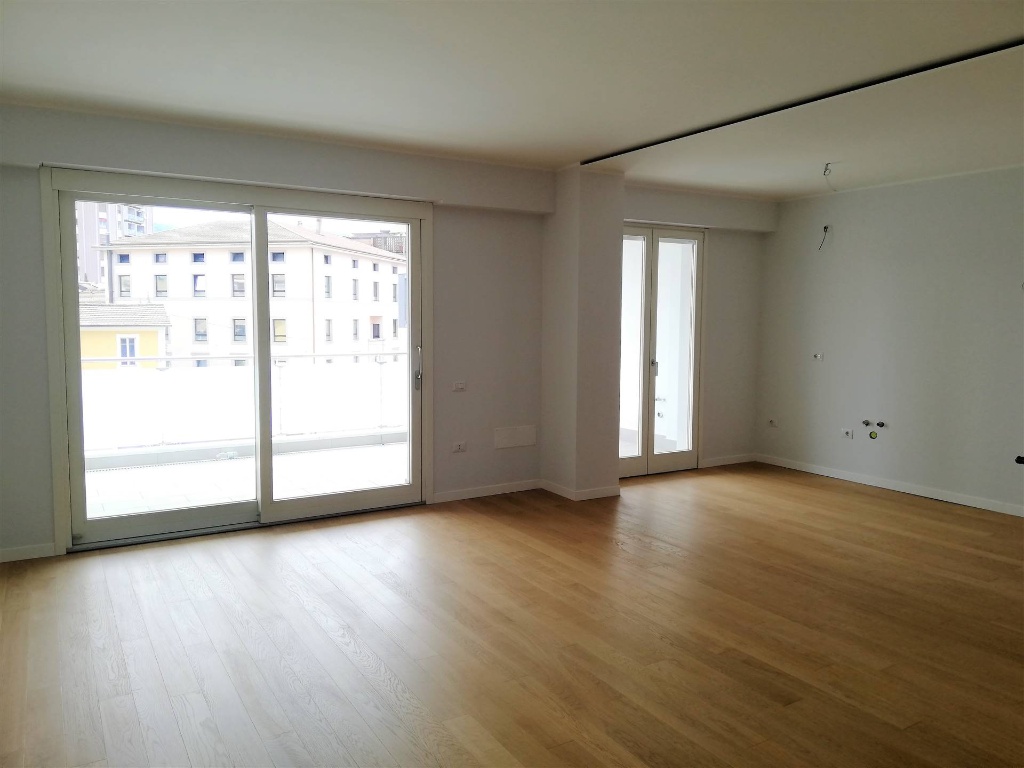 Appartamento a Terni, 5 locali, 2 bagni, posto auto, 122 m², 3° piano