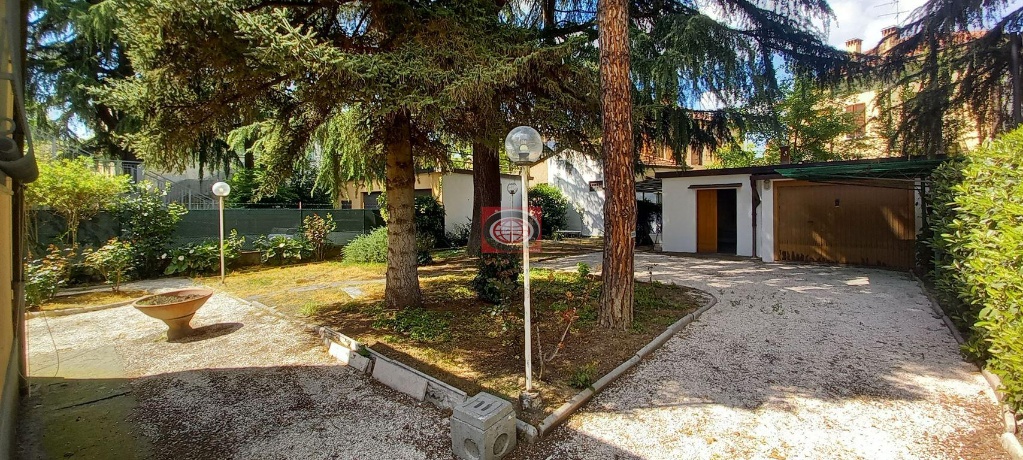 Villa a Cesena, 8 locali, 2 bagni, con box, 290 m², multilivello