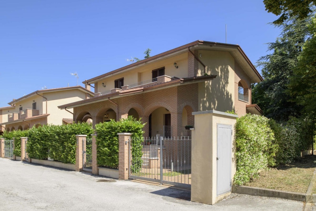 Villa in Via Perugina 70, Gubbio, 10 locali, 3 bagni, giardino privato