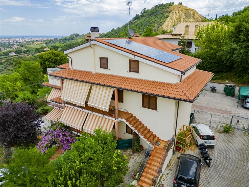 Villa a schiera in Viale kennedy, San Giovanni Teatino in vendita