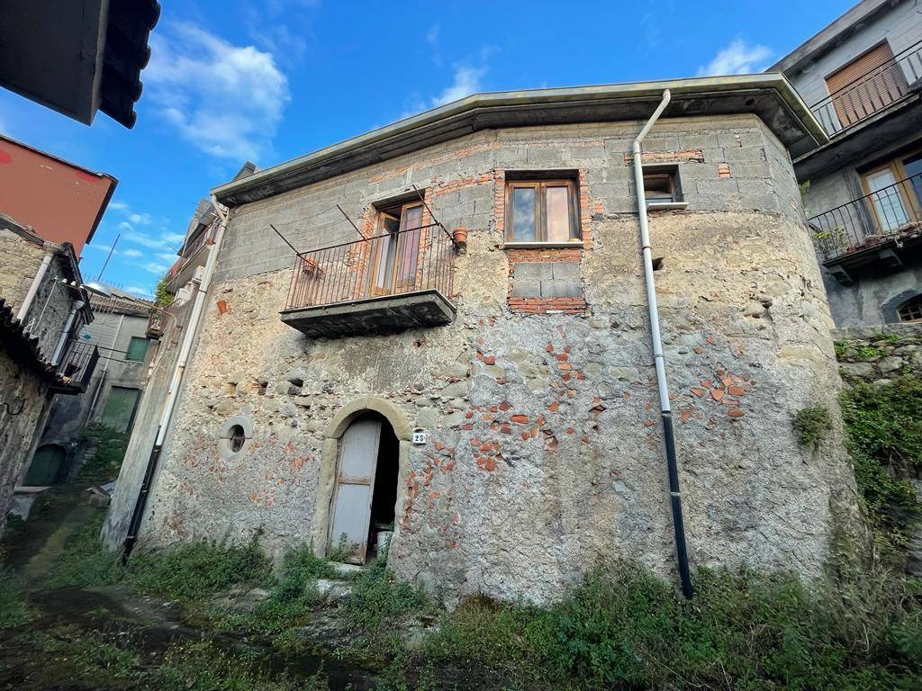 Casa indipendente in Via pagana 36-38, Castiglione di Sicilia, 2 bagni