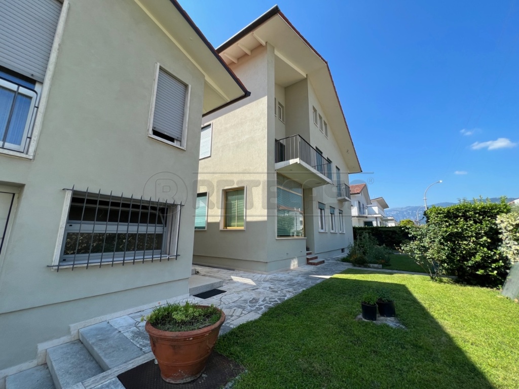 Villa singola a Bassano del Grappa, 5 locali, 2 bagni, garage, 320 m²