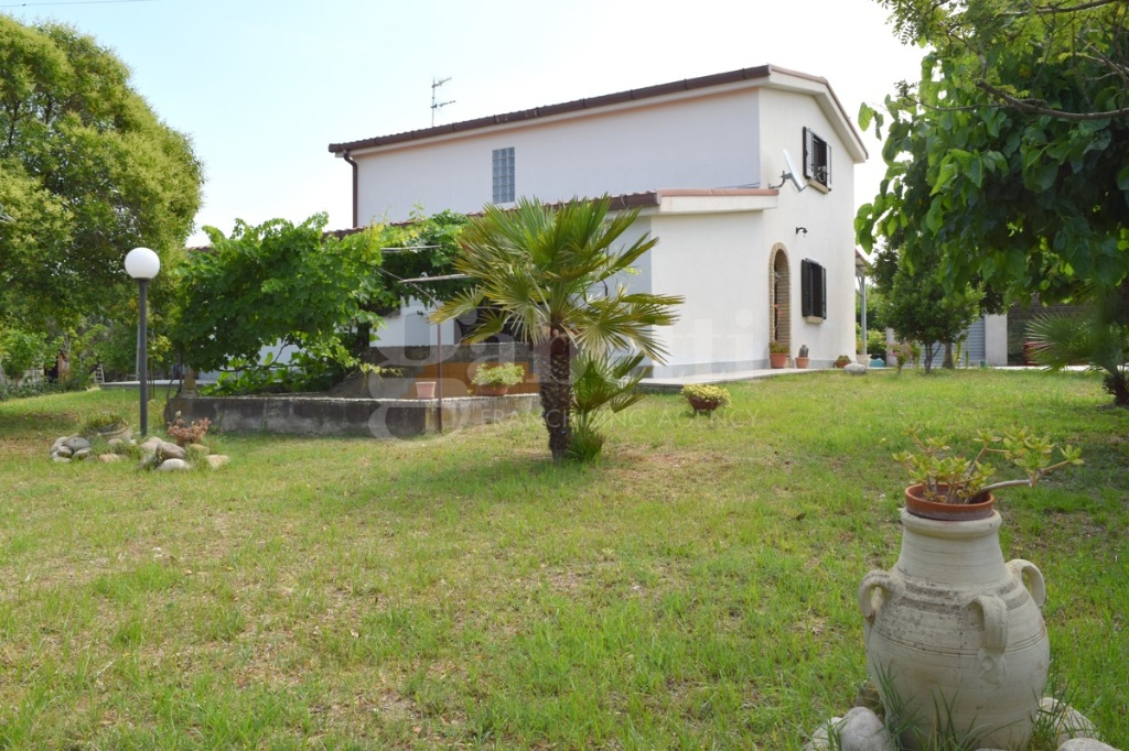 Casa indipendente a Termoli, 5 locali, 2 bagni, giardino privato