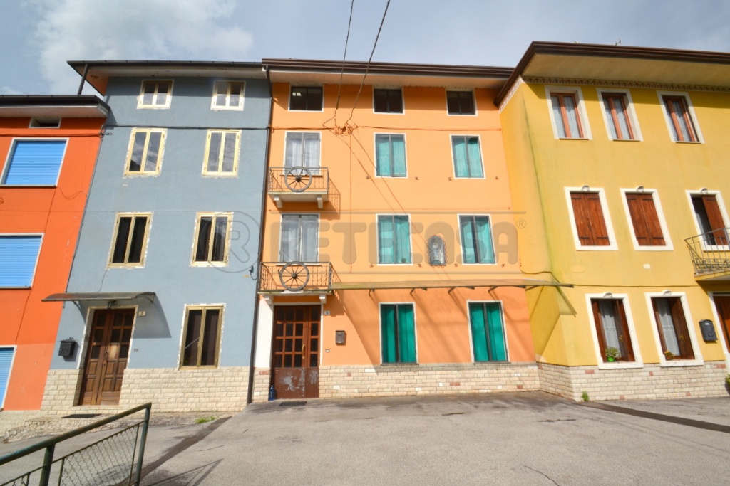 Casa semindipendente a Valdagno, 7 locali, 2 bagni, garage, 209 m²