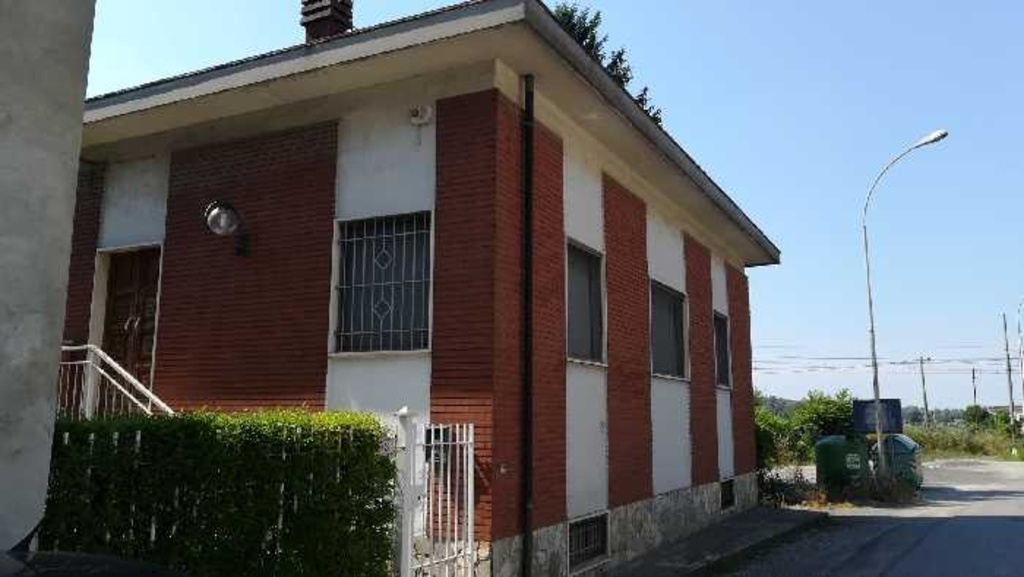 Casa indipendente a Casteggio, 5 locali, 2 bagni, garage, 245 m²