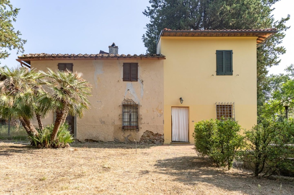 Casale a Empoli, 19 locali, 3 bagni, giardino privato, posto auto