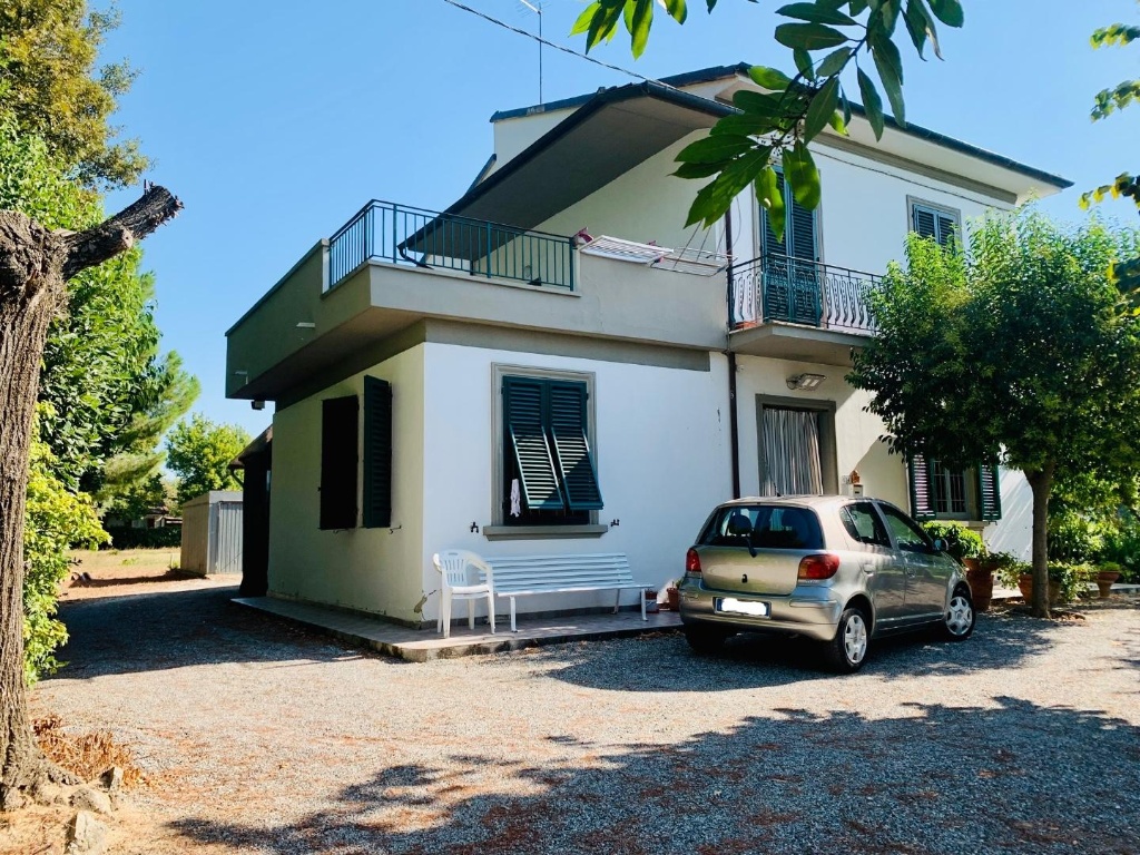 Villa a Empoli, 6 locali, 2 bagni, giardino privato, posto auto