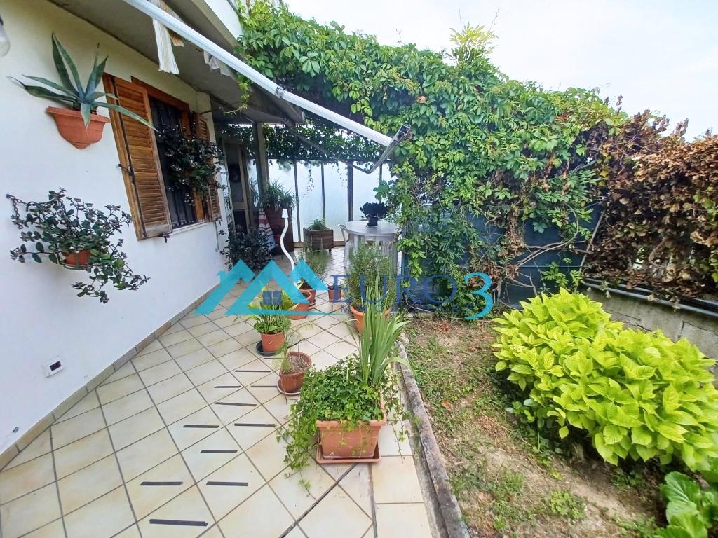 Appartamento a Folignano, 7 locali, 2 bagni, giardino privato, garage