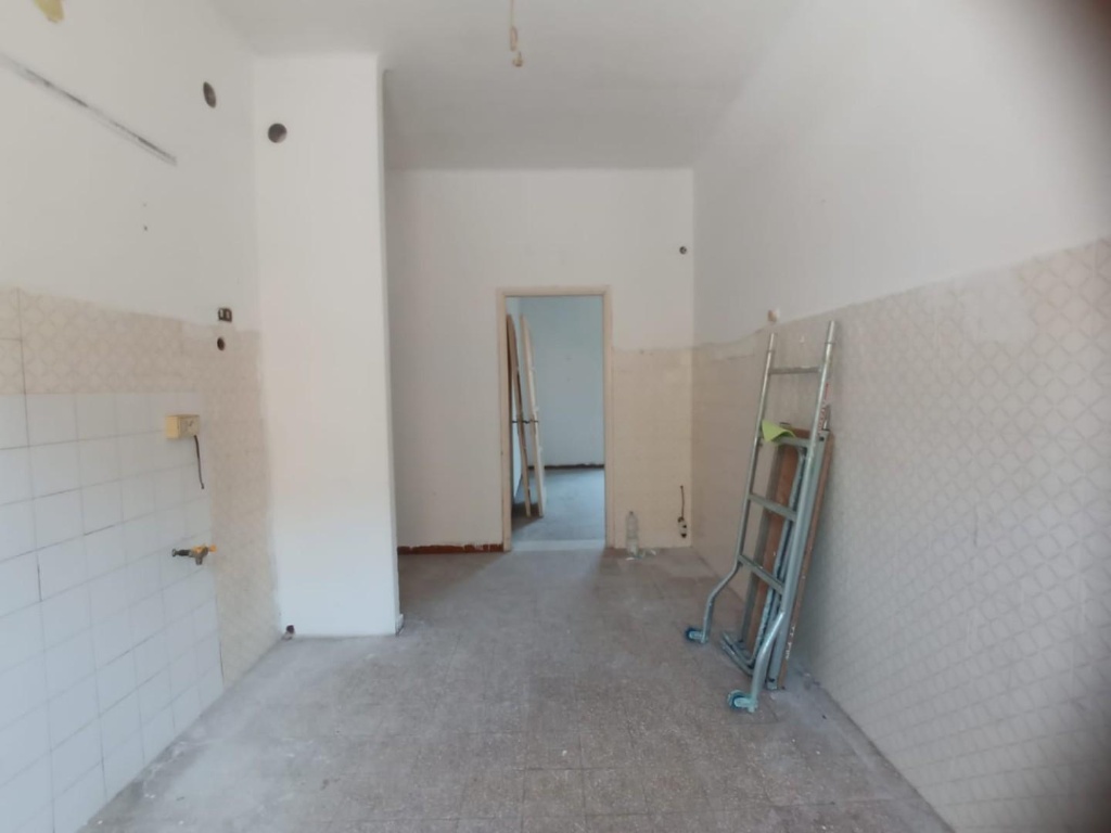 Trilocale a Carrara, 1 bagno, 60 m², da ristrutturare in vendita