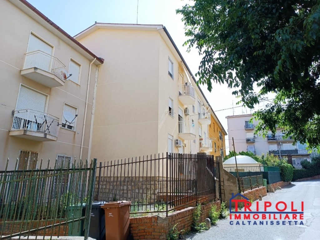 Appartamento a Caltanissetta, 6 locali, 1 bagno, 95 m², 1° piano