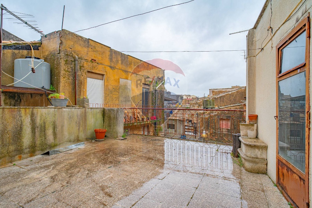 Casa indipendente in Via Cona, Caltagirone, 5 locali, 1 bagno, 119 m²