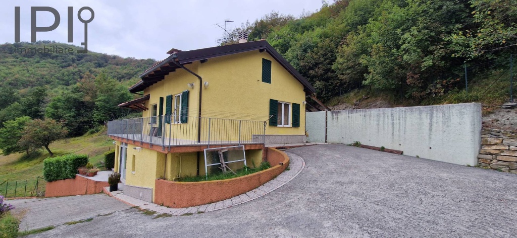 Villa a Plodio, 5 locali, 2 bagni, giardino privato, posto auto