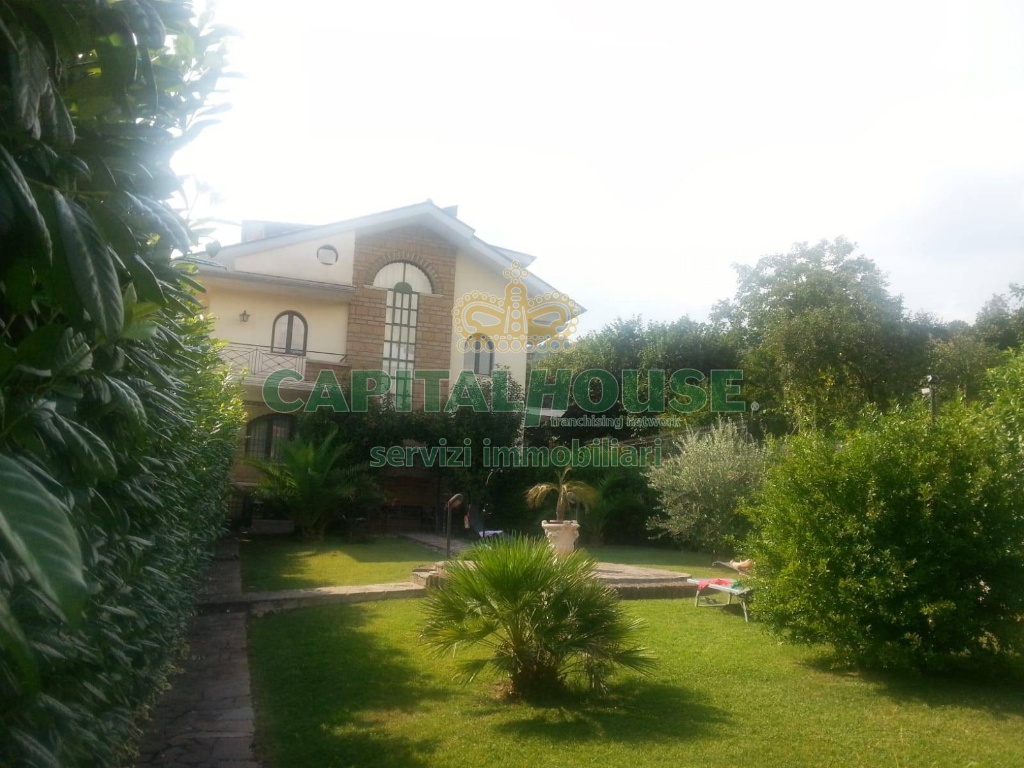 Villa a schiera a Grottolella, 9 locali, 5 bagni, giardino privato