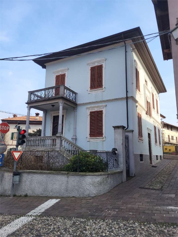 Villa a Gattico-Veruno, 8 locali, 247 m² in vendita