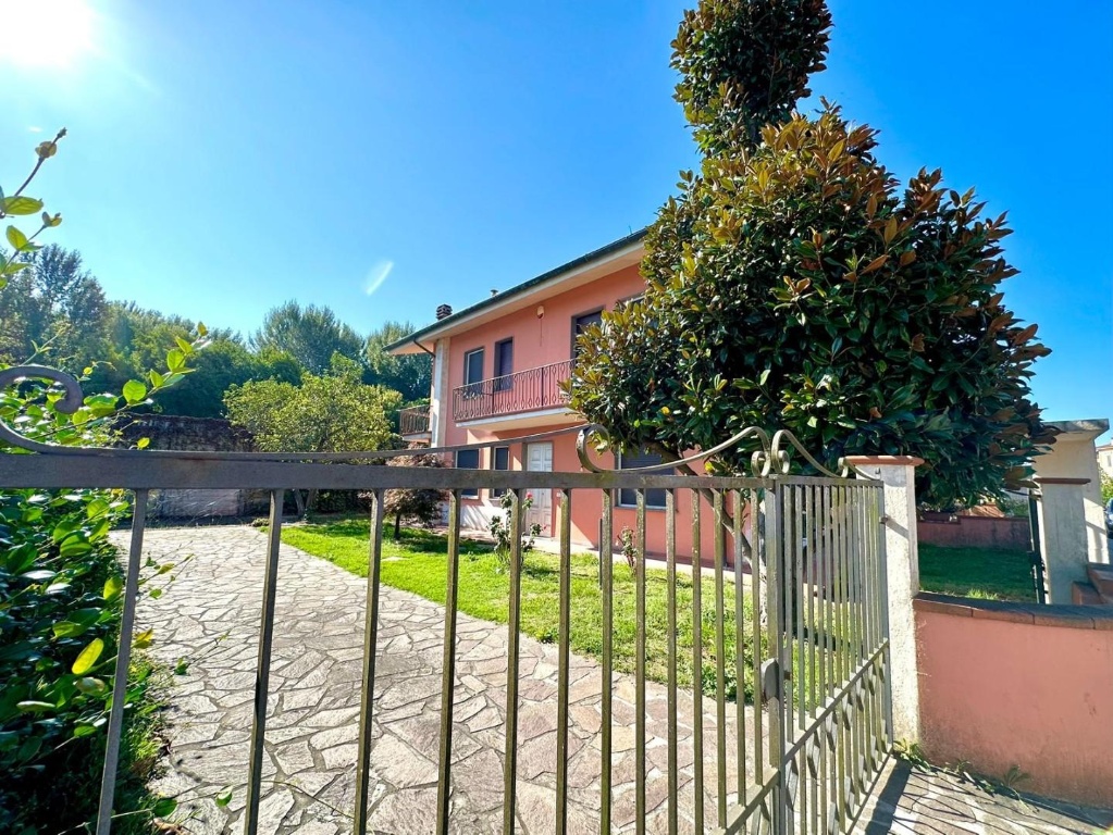 Villetta bifamiliare a Lucca, 6 locali, 3 bagni, giardino privato