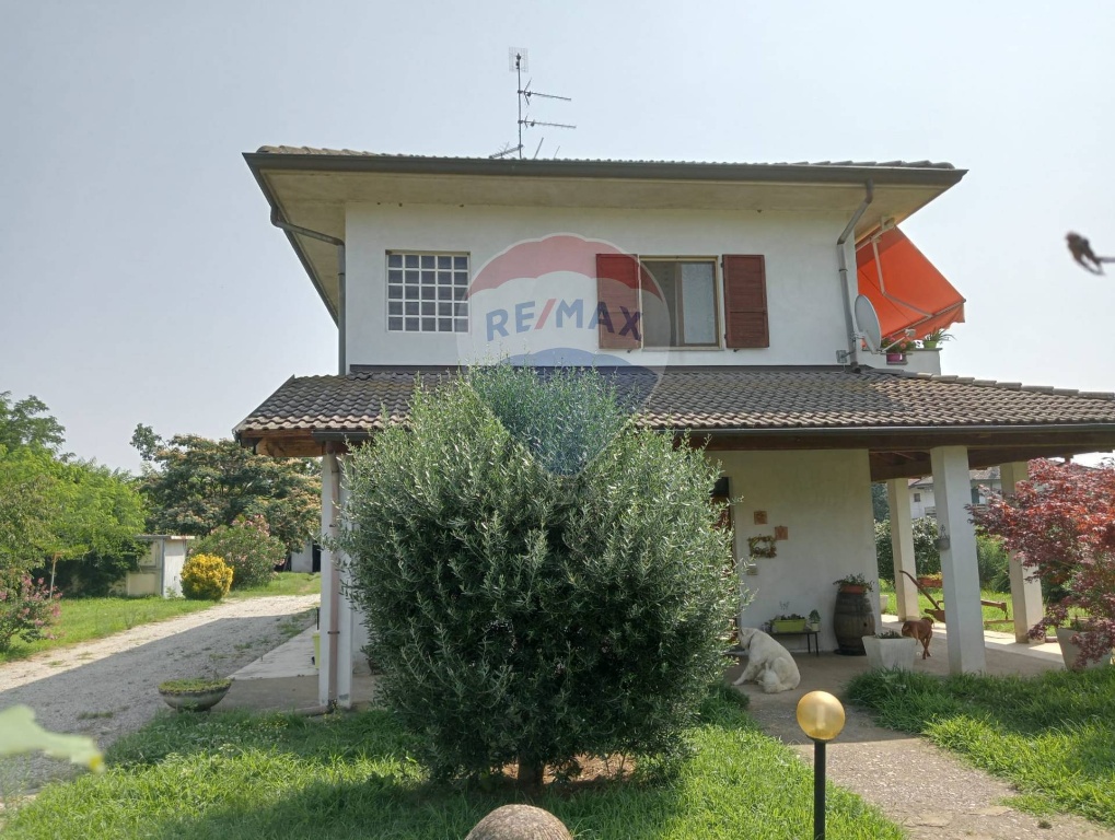 Casa indipendente a Vaprio d'Agogna, 5 locali, 2 bagni, con box