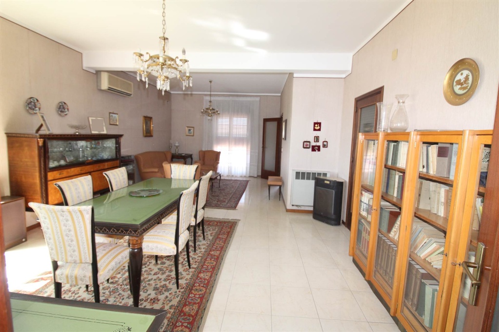 Appartamento in VIA TERMINI, Lentini, 6 locali, 2 bagni, 140 m²