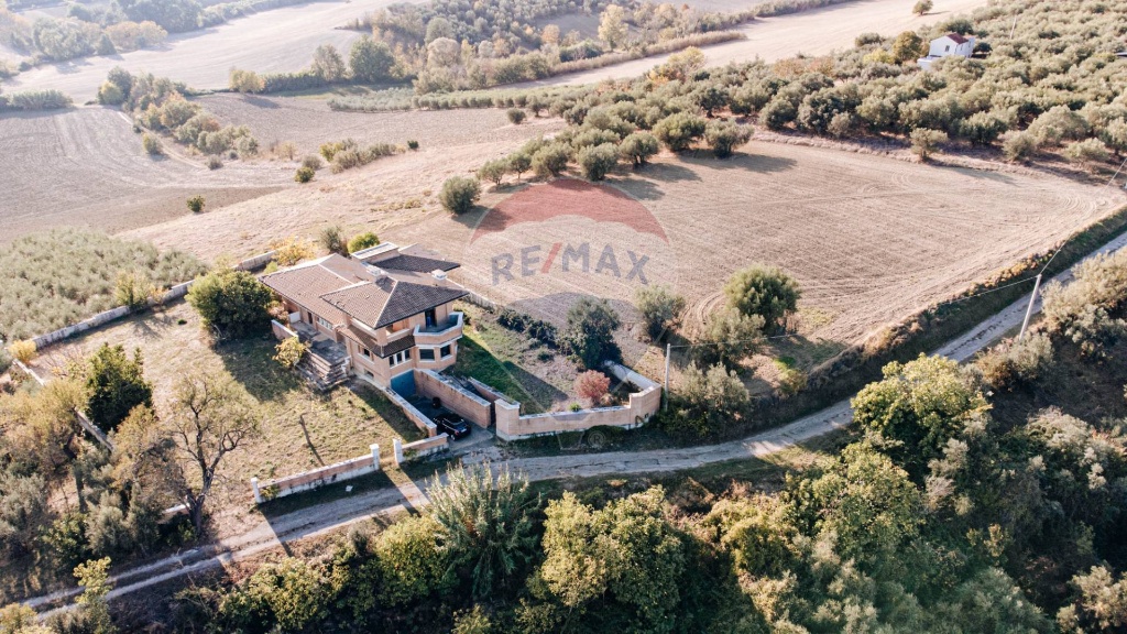 Villa a Sant'Eusanio del Sangro, 8 locali, 2 bagni, giardino privato