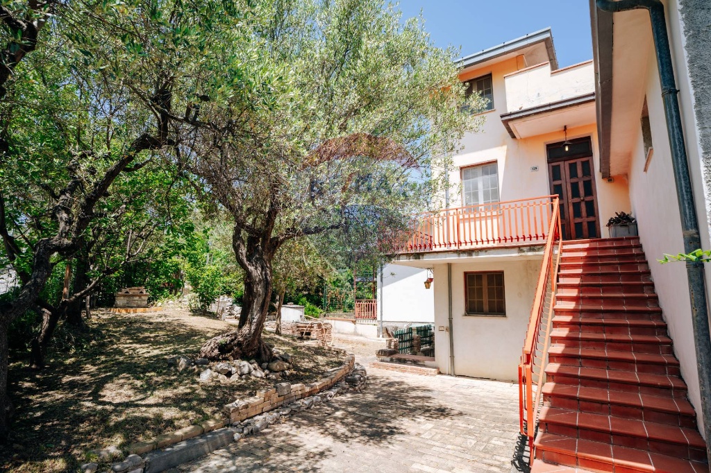 Casa semindipendente in Villa elce, Lanciano, 10 locali, 3 bagni