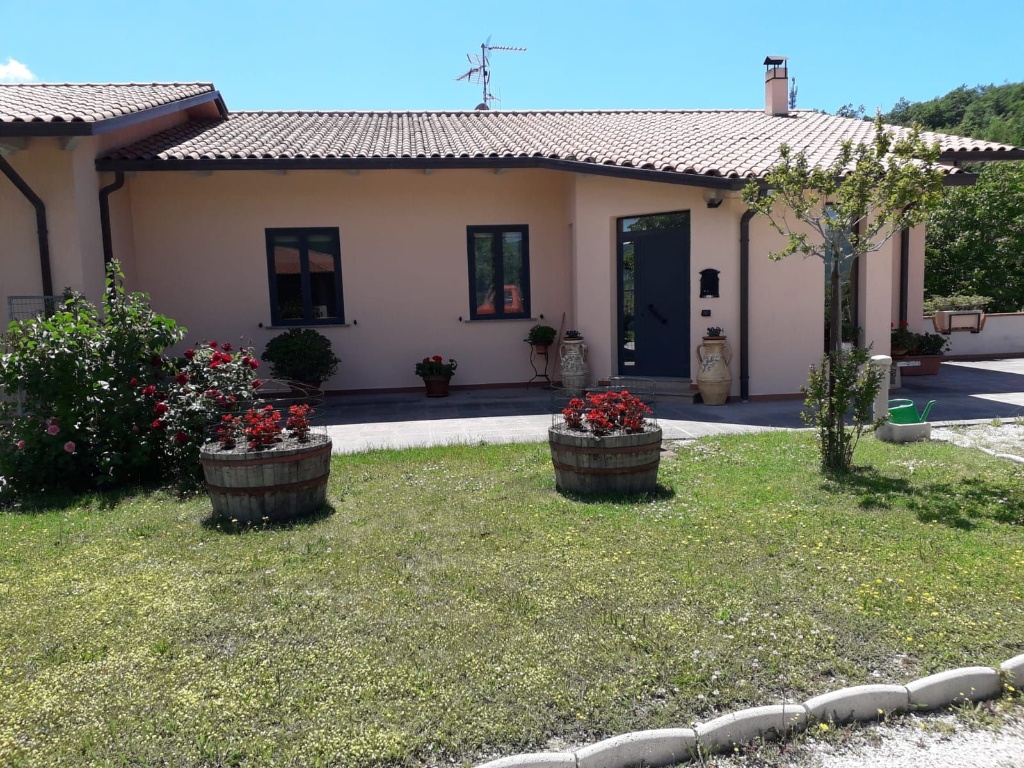Villa a schiera in Vocabolo Largnano, Nocera Umbra, 4 locali, 2 bagni
