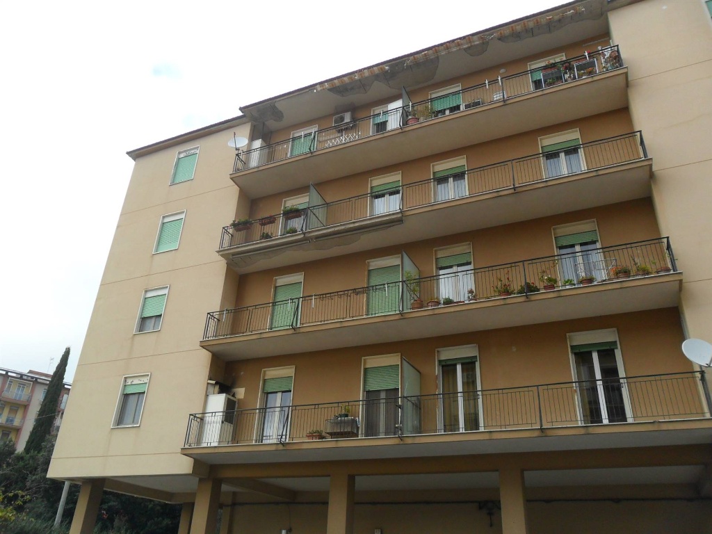 Appartamento in VIA EDMONDO DE AMICIS 33/A, Caltanissetta, 8 locali