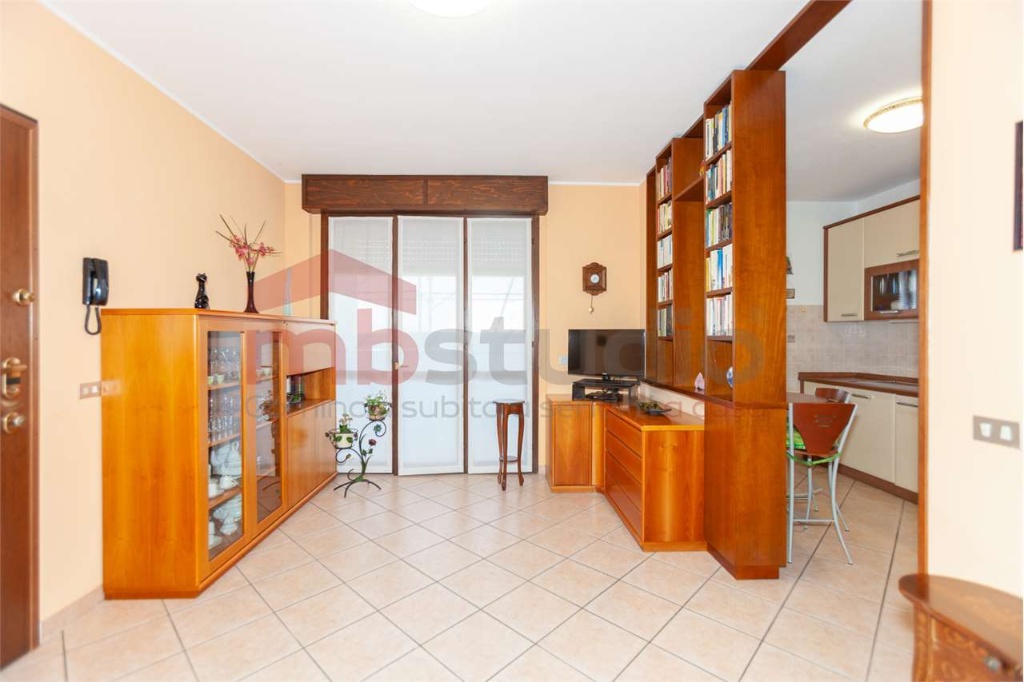 Trilocale in Via Sampietro, Saronno, 2 bagni, garage, 89 m², 3° piano