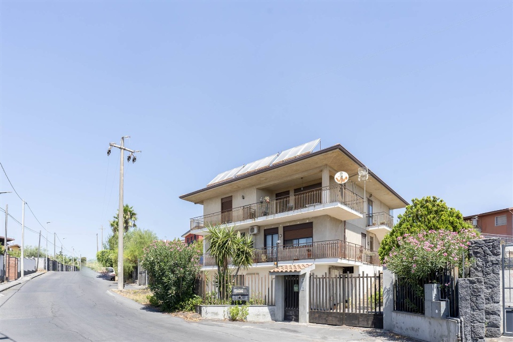 Appartamento bifamiliare in Via Villafranca 31, Mascalucia, 12 locali
