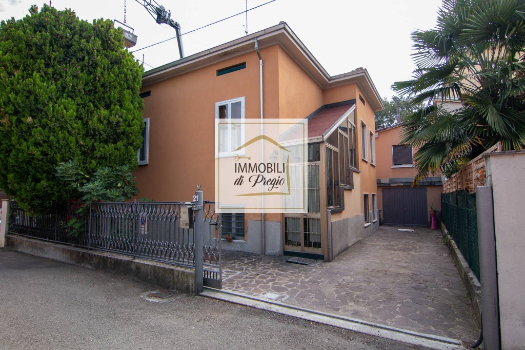 Casa indipendente in Strada Montanara, Parma, 6 locali, 2 bagni