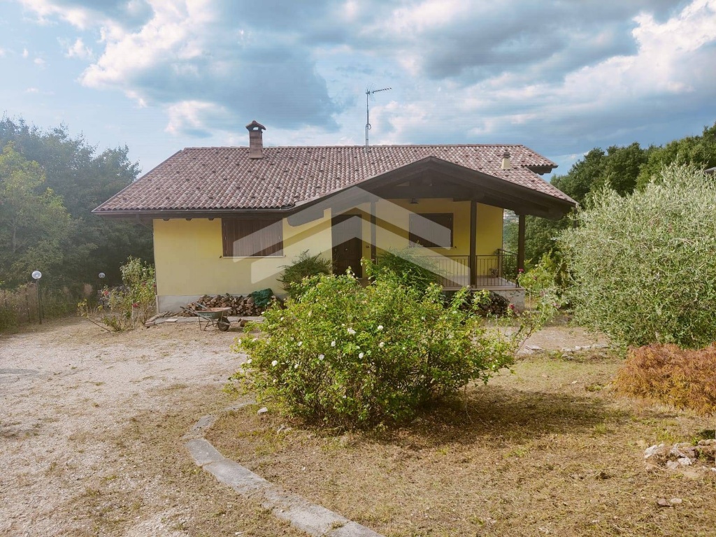 Villa singola in C.da Cese, Busso, 6 locali, 3 bagni, giardino privato