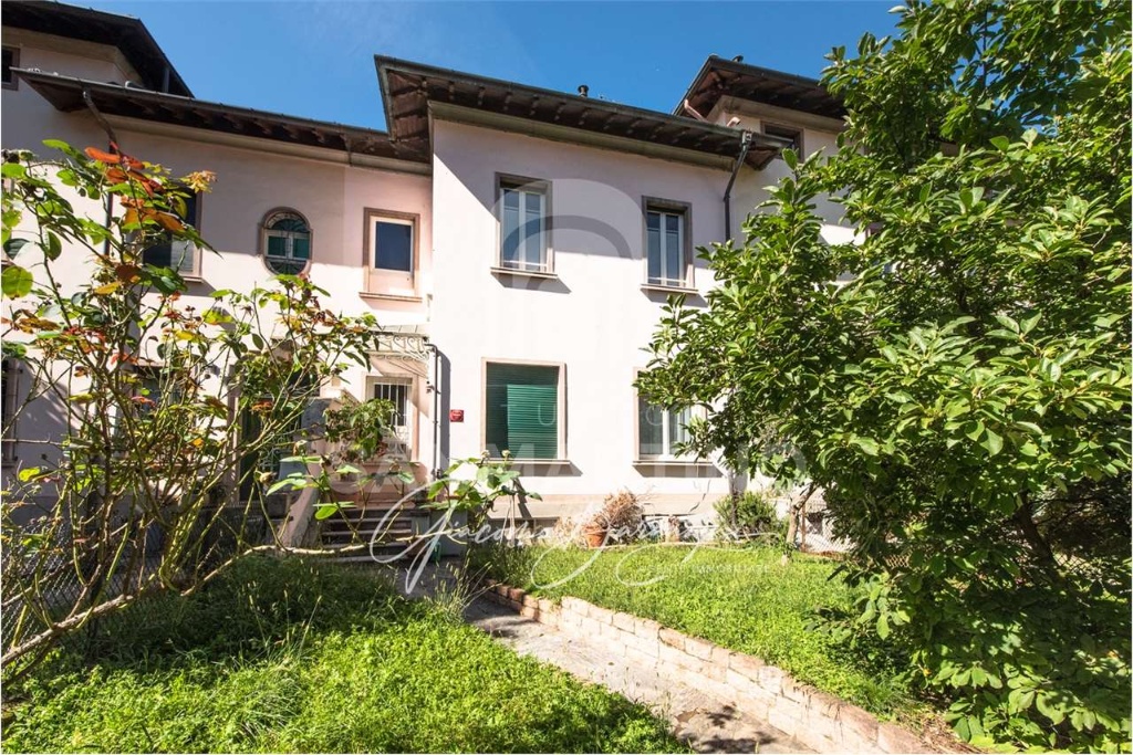 Villa in Via Angiolo De Vincenti, Varese, 6 locali, 4 bagni, garage