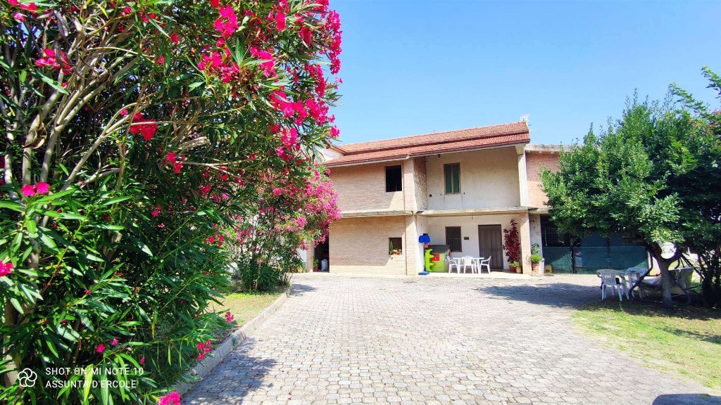 Villa a Scerni, 11 locali, 3 bagni, giardino privato, 380 m²