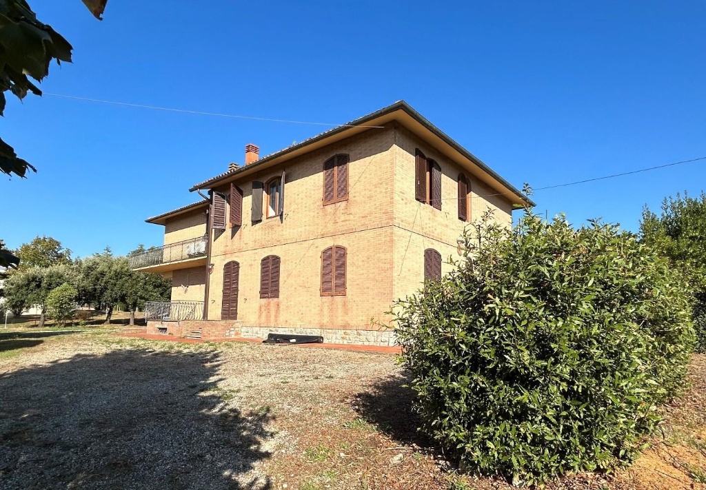 Villa a Siena, 9 locali, 3 bagni, giardino privato, 230 m² in vendita