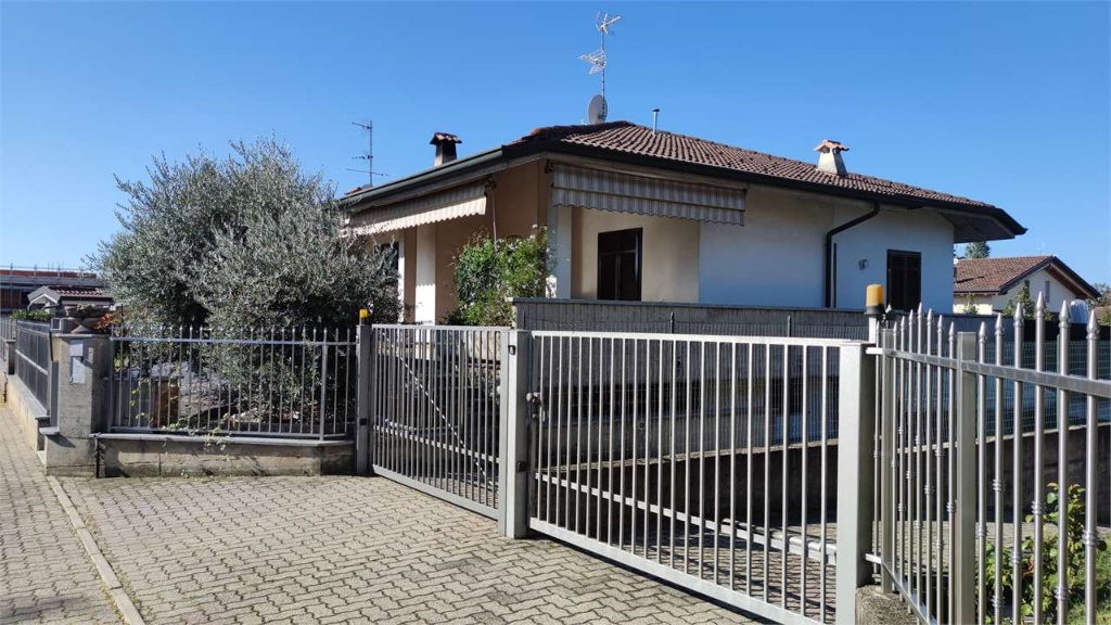 Villa in Via Como 38, Fenegrò, 4 locali, 2 bagni, giardino privato