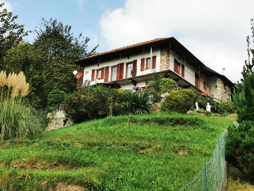 Casa indipendente in Via Alle Alpi 15, Quarna Sotto, 6 locali, 2 bagni