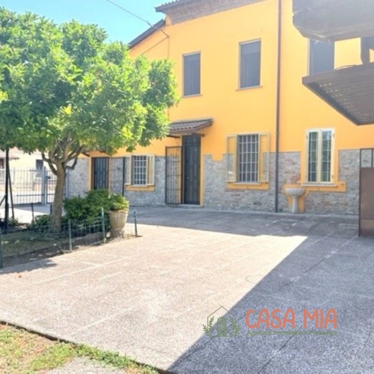 Quadrilocale in Via Roma, Gragnano Trebbiense, 2 bagni, 207 m²